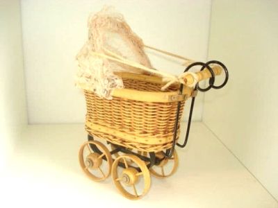 Novelty Pram with Lace Ornament 002264
