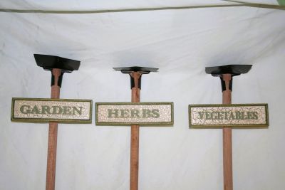 Gardenstyle Hoe with Herb Sign Wall Mount in 3 Styles from Shudehill 17212