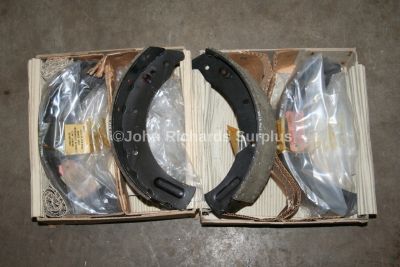 Land Rover V8 & 6 Cylinder Brake Shoe Set Front STC3945 Girling