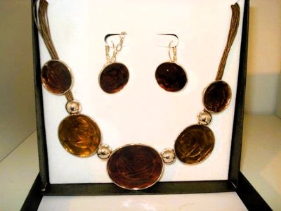Necklace & Earrings Boxed Jewellery Gift Set. Amber or Red 598