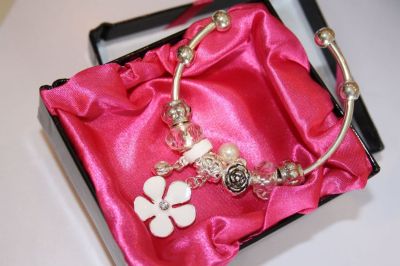 Ladies Glass Bead and Crystal Stone Charm White Flower Bangle.CB566