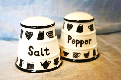 Fairmont and Main Homemaker Black and White Salt and Pepper Cruet Set HK609