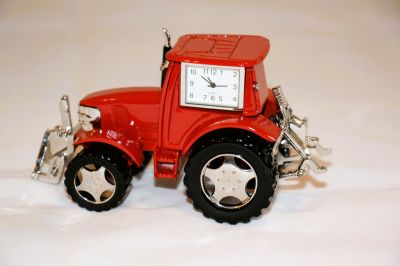Miniature Classic Red Tractor with Cab Battery Operated Desk Clock 0427