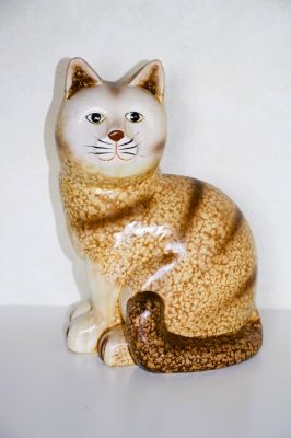 Ceramic Cat Figurine in Sitting Pose 0586