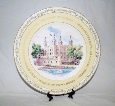 Royal Doulton Iconic London Plate Tower of London, Buckingham Palace Collectable