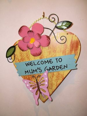 Wooden Heart Shaped Plaque Welcome To Mum's Garden