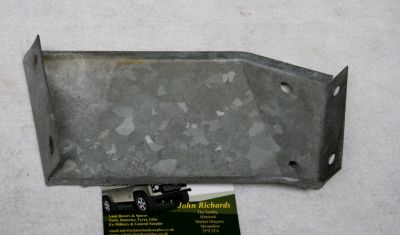 Land Rover L/H body bracket MWC1737