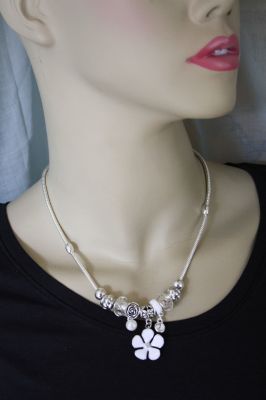 Ladies Charm White Flower Necklace.CB566N