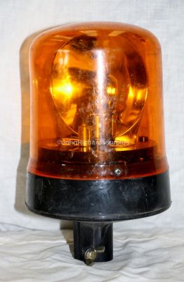 Britax 24 Volt Pole Mount Amber Rotating Beacon 372-00 Used with Damaged Lens (C)