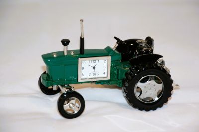 Miniature Classic Green Tractor Battery Operated Desk Clock 0423